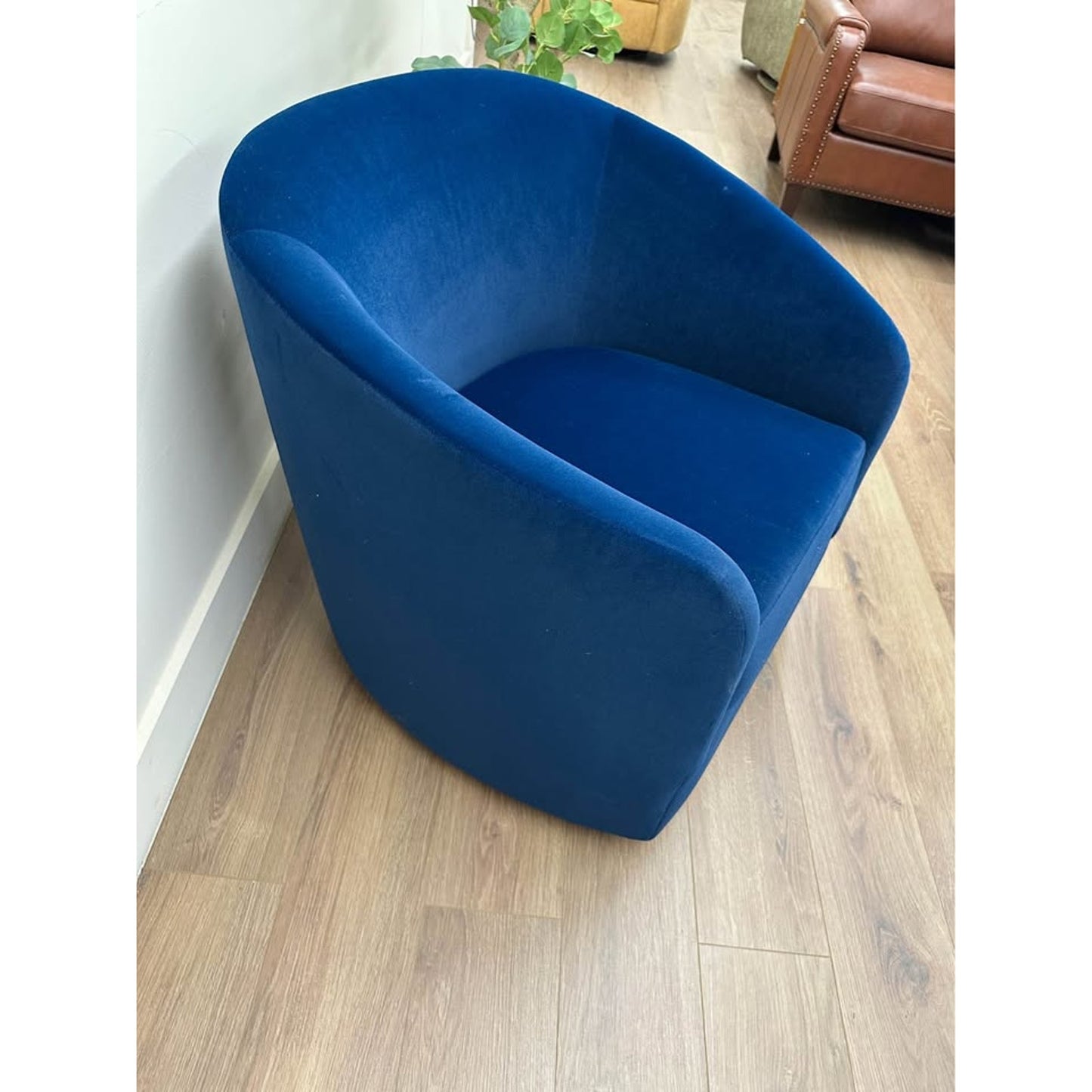 Amarante Swivel Chair-NAVY Velvet Metal Gold Base