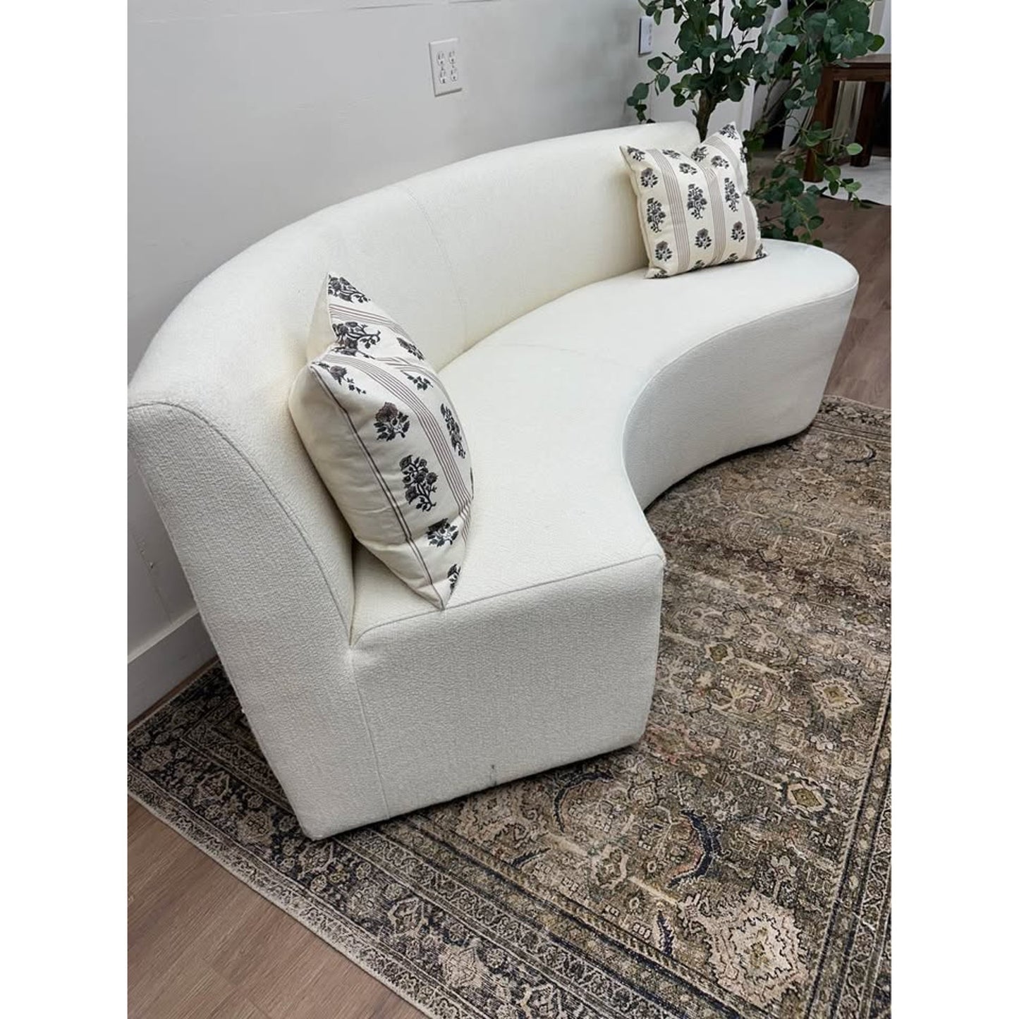 Four Hands Sanda Dining Banquette Kerbey Ivory Dining Banquette Curved Off White Fabric