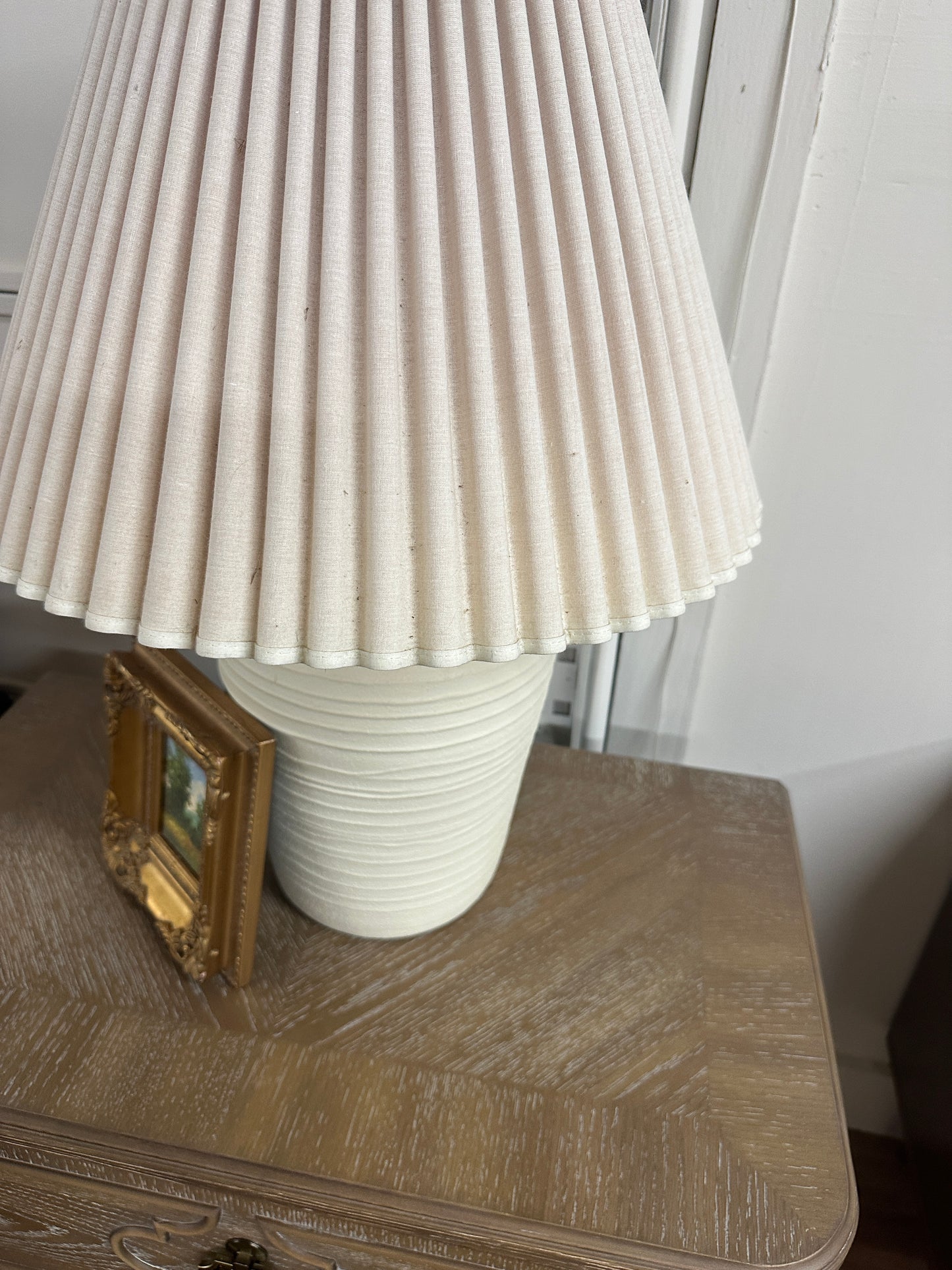Ceramic lamp ribbed shade