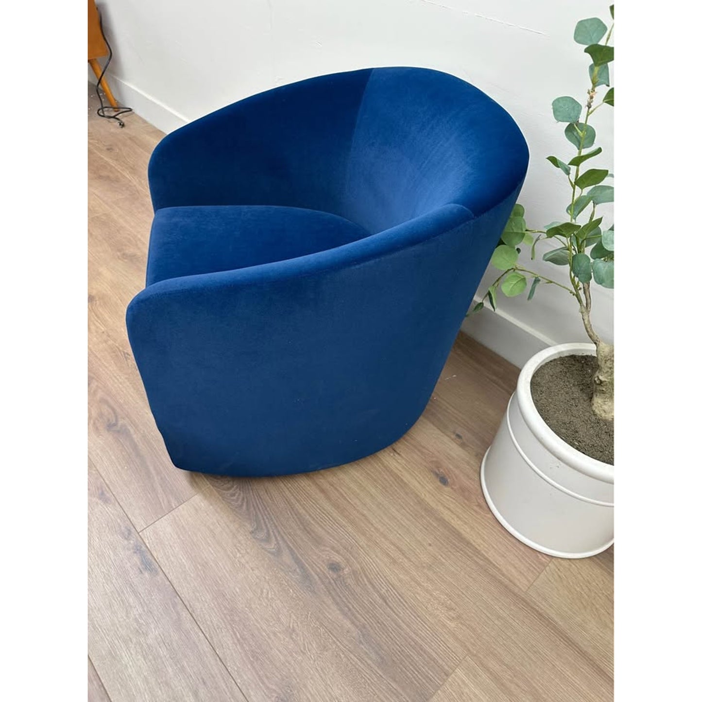 Amarante Swivel Chair-NAVY Velvet Metal Gold Base