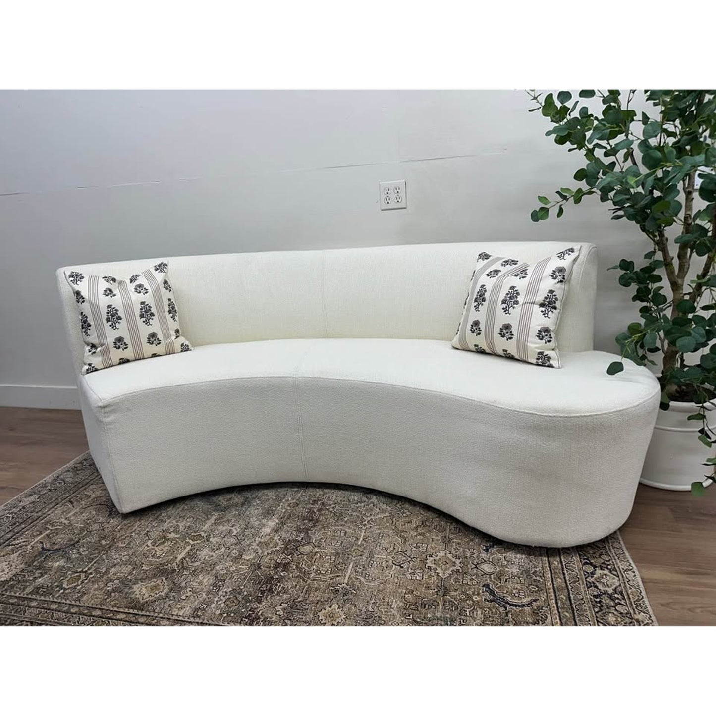 Four Hands Sanda Dining Banquette Kerbey Ivory Dining Banquette Curved Off White Fabric